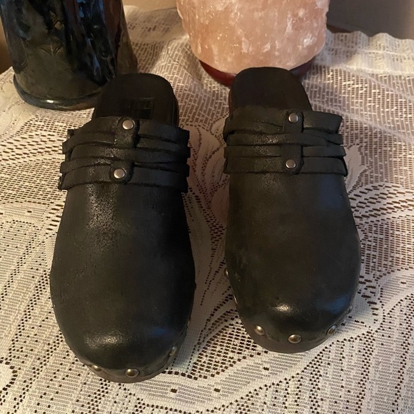 Frye Clogs Womens Size 5.5 Black Leather Clara Campus Studded Clogs - Picture 2 of 13